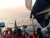 Migranti, Mediterranea fa rotta verso Sicilia e avverte il Viminale: “10 ore per organizzarsi, poi entriamo”