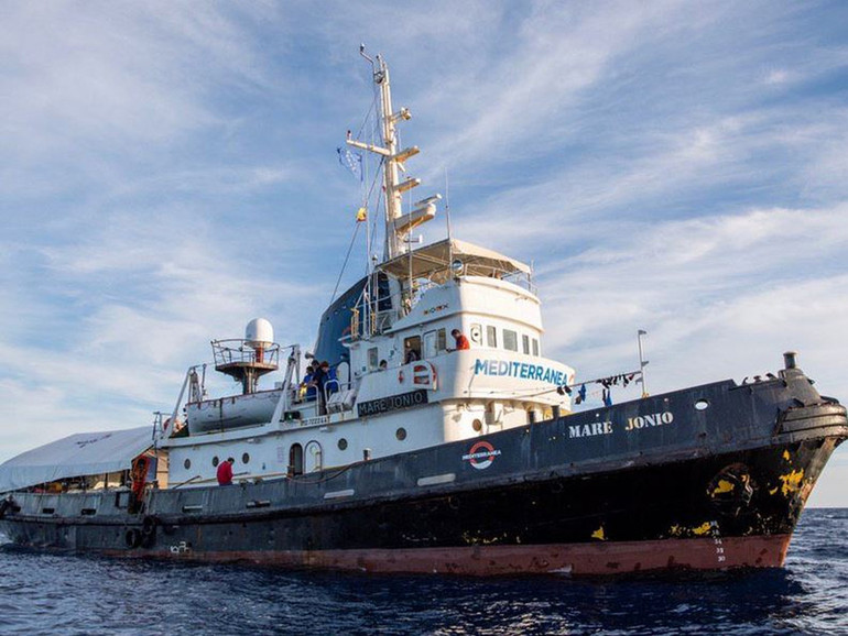 Migranti, Mediterranea: "La nave mare Jonio salva 43 persone"