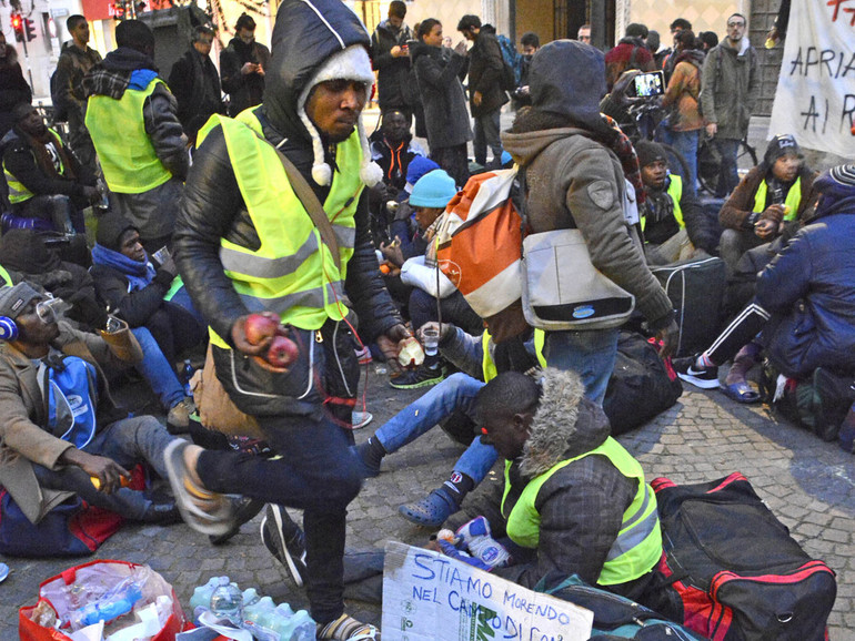 Migranti, Natale in strada