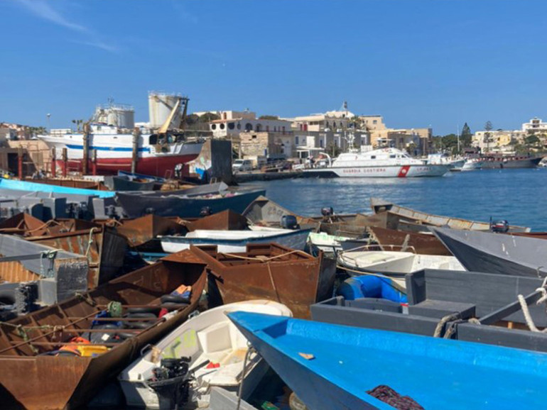 Migranti: oltre 3mila persone arrivate negli ultimi giorni a Lampedusa. Conti (Mediterranean hope), “situazione difficile”
