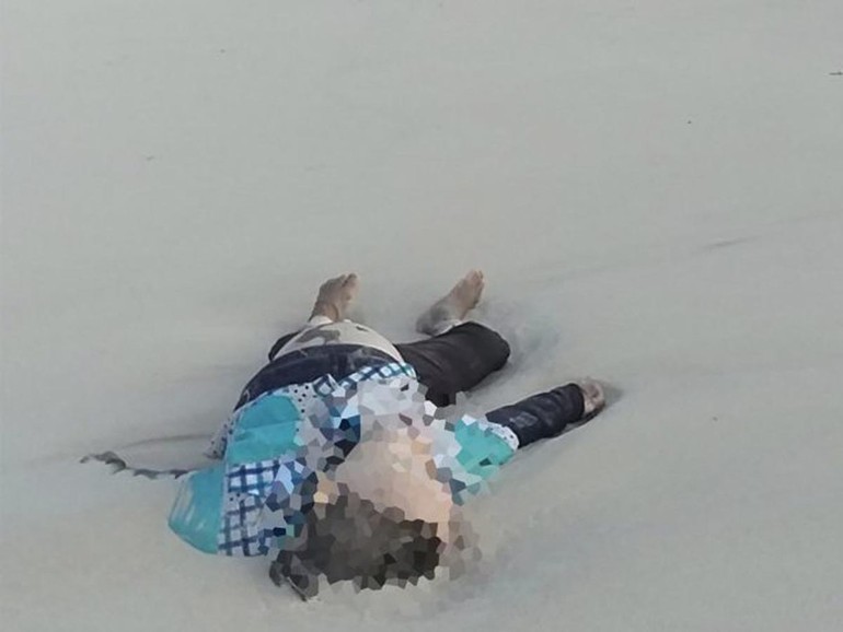 Migranti: Open arms, foto choc di corpi di bimbi su spiaggia libica “ma non importa a nessuno”