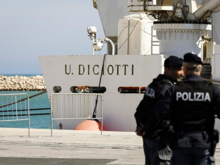 Migranti: Reggio Calabria, ieri lo sbarco dalla nave Diciotti. Ambrogio (Caritas), “momento di forte umanità, si sente l’odore dell’umano”