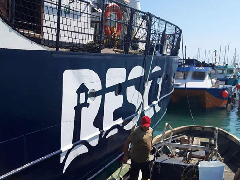 Migranti, Roger Waters sostiene ResQ: “Una goccia nell’oceano per aiutare chi si trova in mare”