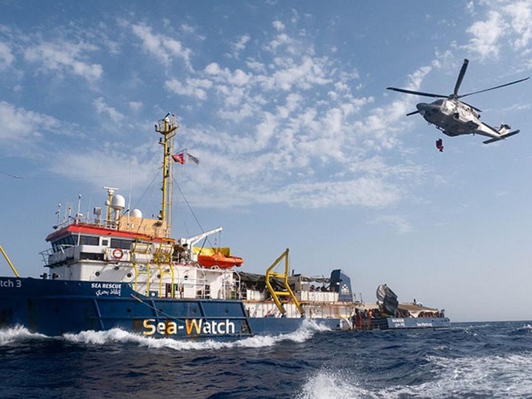 Migranti, Sea-watch vara la quinta nave di ricerca in mare Migranti, Sea-watch vara la quinta nave di ricerca in mare