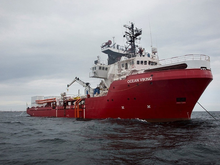 Migranti, Sos Mediterranee: “180 sopravvissuti lasciati in un limbo a bordo della Ocean Viking”