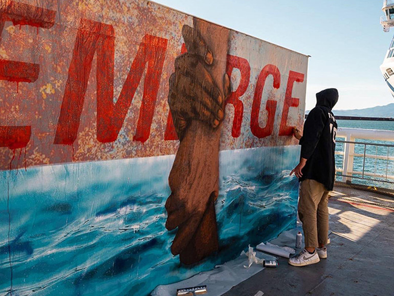Migranti, sulla "Life support" di Emergency un murale di Tv Boy