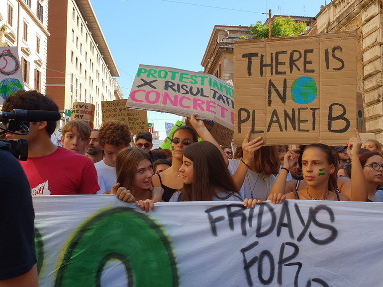 Milioni in piazza per il clima. Cortei in tutta Italia seguendo il messaggio di Greta Thunberg