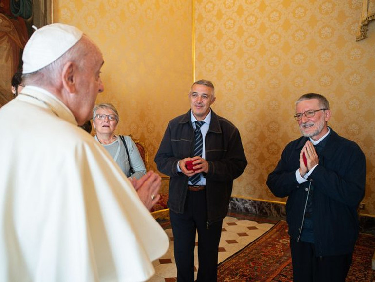 Missioni: p. Maccalli, ricevuto oggi in udienza dal Papa, “mi sono sentito accolto da un padre, ci ha invitato a pregare per la fraternità”