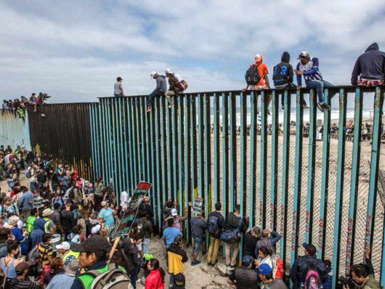 Mobilitazioni per i migranti al confine tra Stati Uniti e Messico: “La carovana non è composta da malviventi e terroristi”