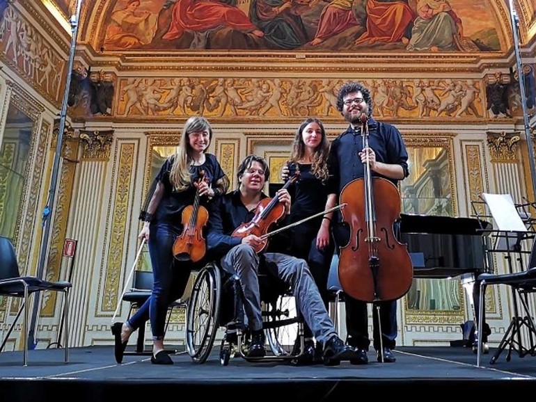 Musica e solidarietà, nonostante la crisi: l'orchestra regala l'ausilio al violinista disabile