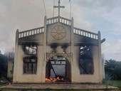 Myanmar: in fiamme la chiesa cattolica di St. Matthew di Dognekhu (Stato di Kayah). Parroco e fedeli vivono da mesi nella giungla