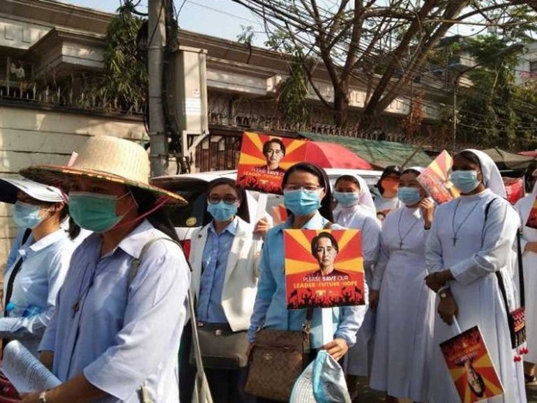 Myanmar: proteste e morti in tutto il Paese. Appello dei vescovi, “la violenza deve cessare. Il sangue versato ferisce la coscienza della nazione”