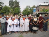 Myanmar. A Mandalay suore e monaci buddisti in aiuto della popolazione. Il Paese è in preda a fame e paura