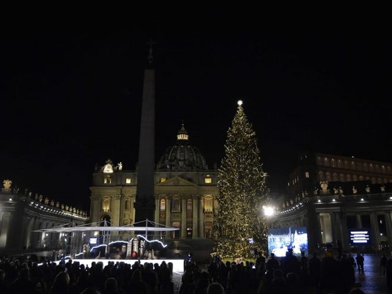 Natale 2020. In piazza San Pietro il presepe di ceramica di Castelli interroga la storia. Accanto l’albero sloveno