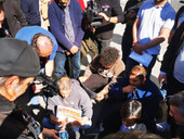 Naufragio nel Crotonese: prosegue dinanzi al PalaMilone la protesta dei familiari delle vittime