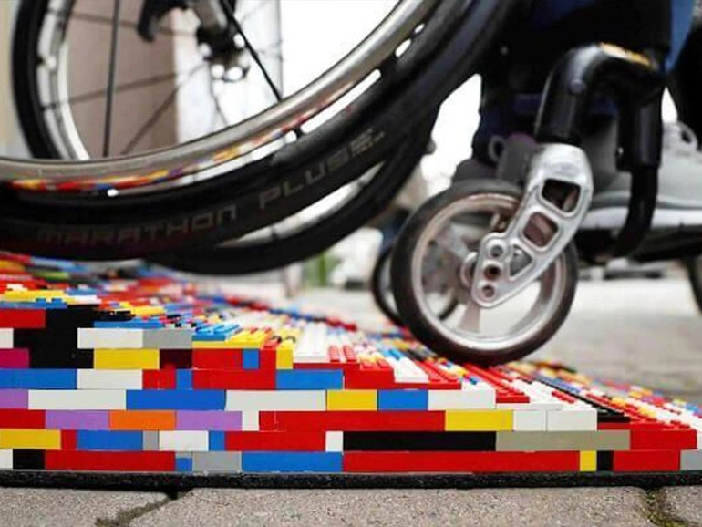 Nei musei la raccolta dei mattoncini Lego per creare rampe accessibili