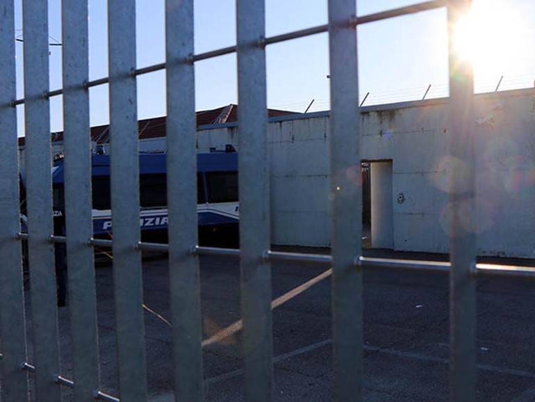 Nel limbo dei Cpr, dove il diritto dei migranti è sospeso e i privati fanno affari