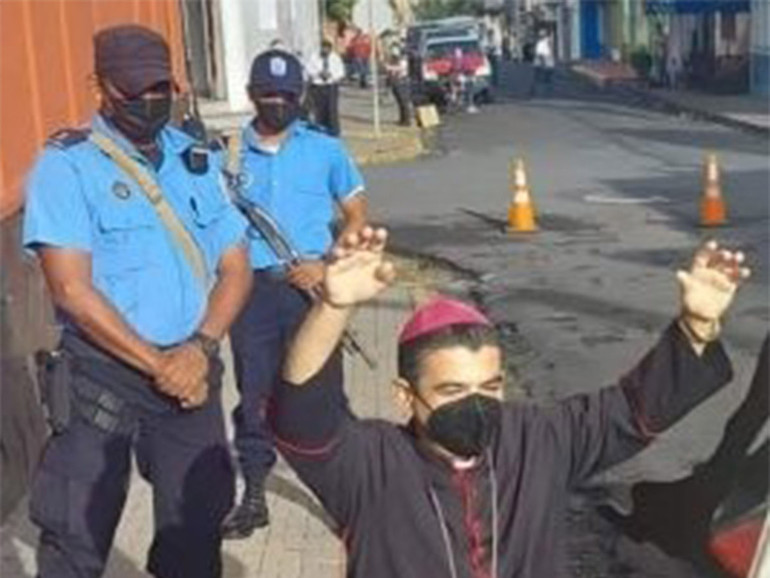 Nicaragua: mons. Álvarez (Matagalpa), sotto assedio della polizia, esce in strada con il Santissimo. Ma gli viene impedito di celebrare la messa