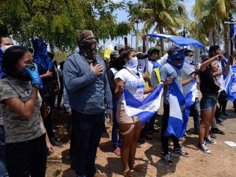Nicaragua: spari e gas lacrimogeni fin dentro la cattedrale di Managua alla fine della Via Crucis per reprimere un gruppo di giovani Nicaragua: spari e gas lacrimogeni fin dentro la cattedrale di Managua alla fine della Via Crucis per reprimere un gruppo di giovani