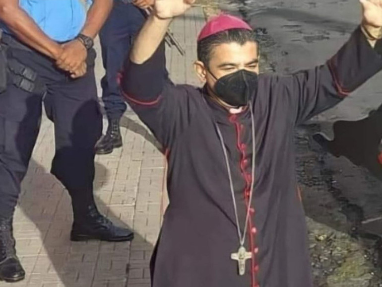 Nicaragua. Il regime conferma: mons. Álvarez agli arresti domiciliari nell’abitazione dei familiari. L’incontro con il card. Brenes
