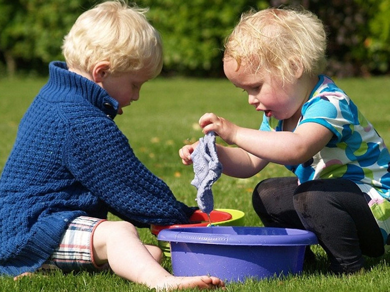 Nidi in famiglia, piccoli gruppi, asili nel bosco o co-progettati: quando la scuola non è a scuola Nidi in famiglia, piccoli gruppi, asili nel bosco o co-progettati: quando la scuola non è a scuola