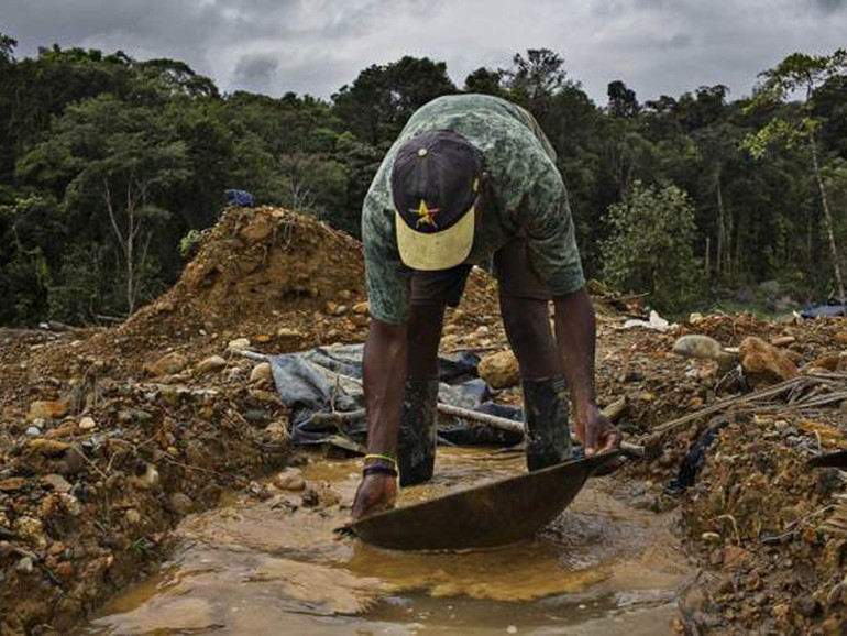 Niente quarantena per le miniere del Sud America. E i minatori continuano a morire