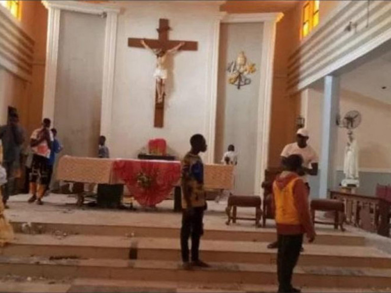 Nigeria: il vescovo di Ondo invita a “mantenere la calma”. Nessun prete rapito durante attacco a chiesa San Francesco Xavier Nigeria: il vescovo di Ondo invita a “mantenere la calma”. Nessun prete rapito durante attacco a chiesa San Francesco Xavier