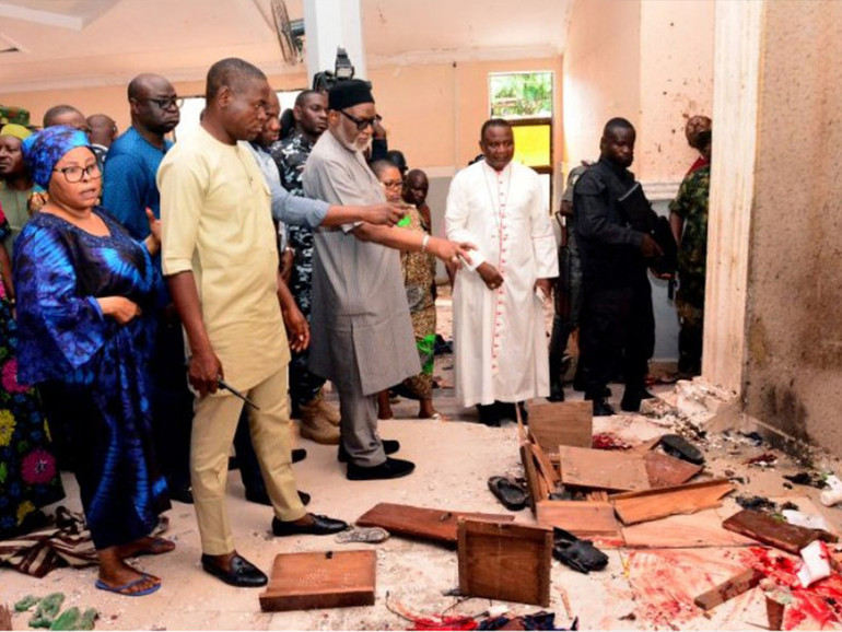 Nigeria: Kaigama (arcivescovo Abuja), “violenza contro la Chiesa disumana e intollerabile” Nigeria: Kaigama (arcivescovo Abuja), “violenza contro la Chiesa disumana e intollerabile”