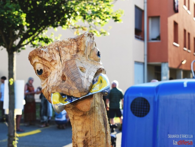 "Non fare lo struzzo": UrbArt porta all'Arcella una scultura di legno per riflettere su rifiuti e inquinamento