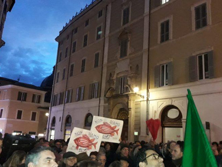 “Non siamo pesci”, centinaia di cittadini a piazza Montecitorio e un solo grido: “Fateli scendere”