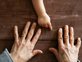 Nonni affidatari aiutano le famiglie in difficoltà a crescere i figli