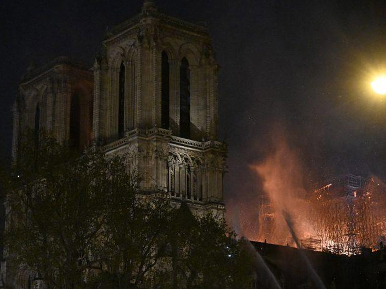 Notre Dame brucia, dalle ceneri rinasce il senso di comunità