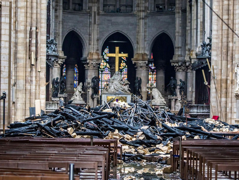 Notre-Dame c’è e risorgerà dalle proprie ceneri. "Un intero popolo se ne prenderà cura"