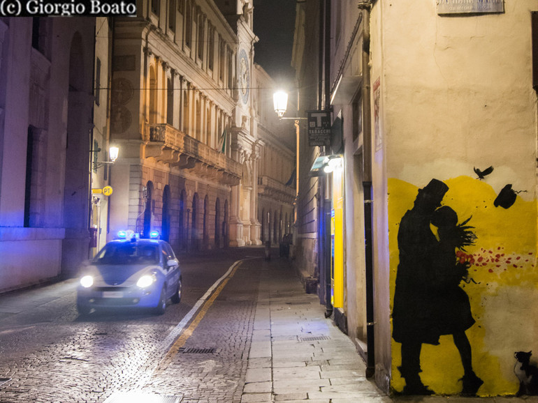 Notte di coprifuoco nel cuore della città di Padova. Le immagini