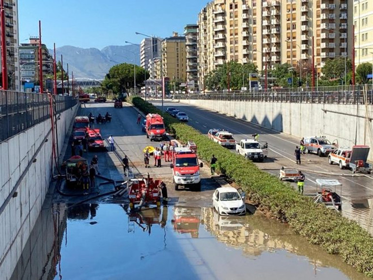 Nubifragio a Palermo. Strade inondante, auto travolte, case evacuate. L’arcivescovo Lorefice: “Partecipi alla sofferenza di tutti”