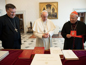 Nuovo Messale Cei: consegnata la prima copia a Papa Francesco. Card. Bassetti, “riscoprire la grazia e la forza del celebrare”