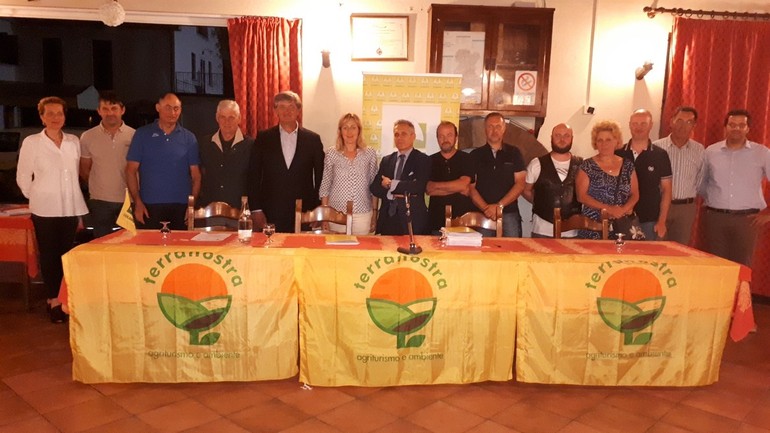 nella foto un momento del cambio di testimone all'agriturismo Scacchiera nella foto un momento del cambio di testimone all'agriturismo Scacchiera