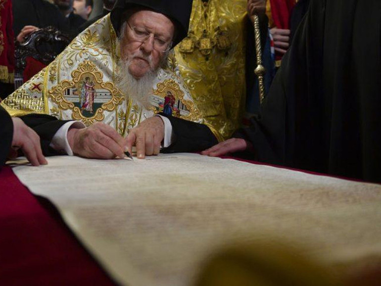Ortodossi: firma a Istanbul del Tomos che concede l’autocefalia alla Chiesa ortodossa di Ucraina. Presente il presidente Poroshenko
