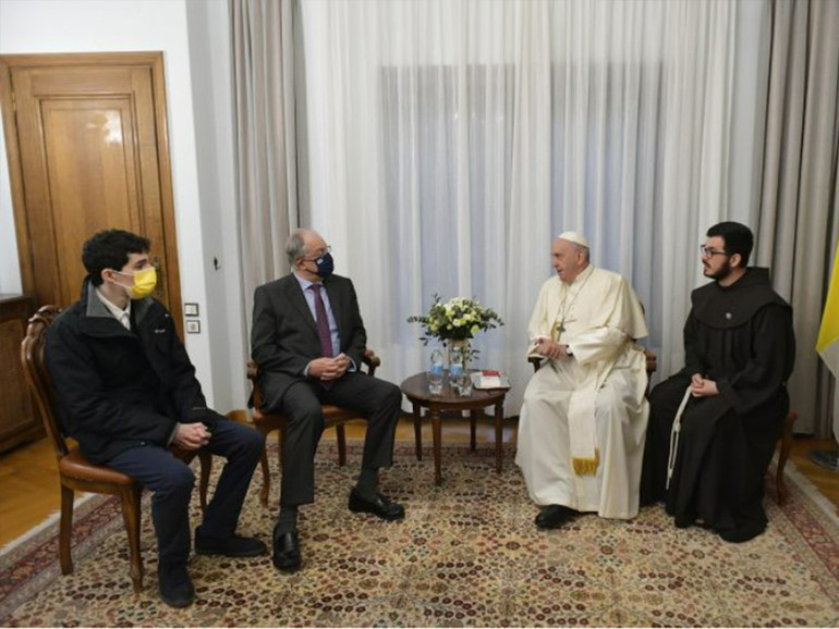 Padre Eduardo, parla il francescano interprete del Papa a Cipro e in Grecia: “Come un nonno con il nipote” Padre Eduardo, parla il francescano interprete del Papa a Cipro e in Grecia: “Come un nonno con il nipote”