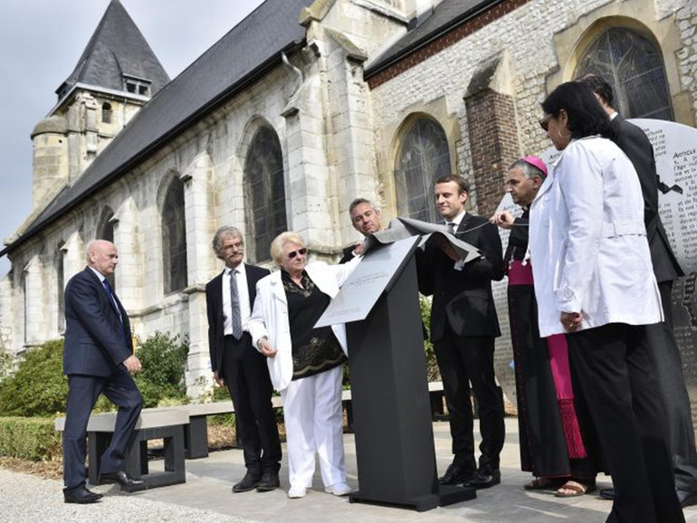 Padre Jacques Hamel: cerimonia a Rouen. Darmanin (min. Interno ), “uccidere un prete è assassinare una parte dell’anima nazionale”