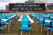 “Pandemic Classroom”. Ecco l'installazione di Unicef per ricordare 168 milioni di studenti a casa da scuola