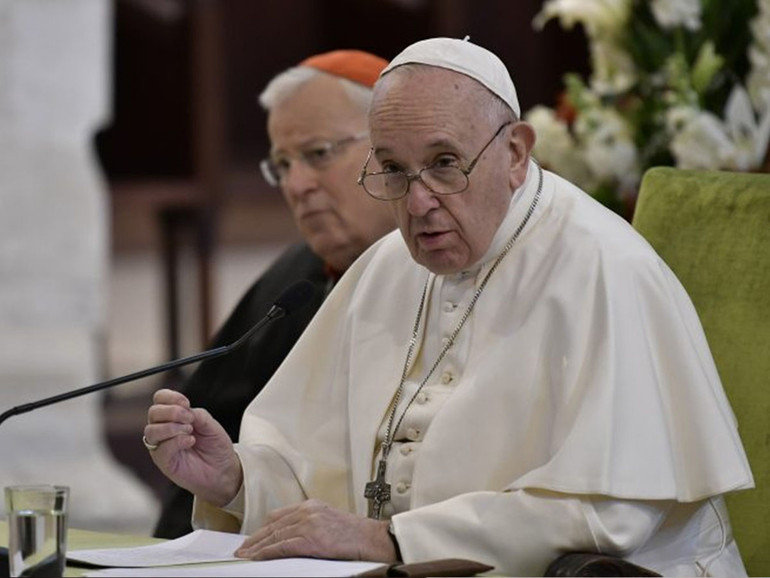 Papa a Bari: “guerra è follia”. “Non c’è alcuna alternativa sensata alla pace”. "No a ipocrisia di chi parla di pace e vende armi"