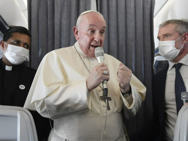 Papa a Cipro e Grecia: conferenza stampa aereo, “governi non scivolino sulla strada dei populismi” Papa a Cipro e Grecia: conferenza stampa aereo, “governi non scivolino sulla strada dei populismi”