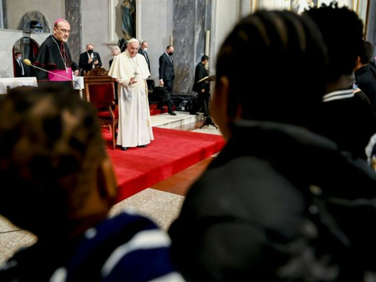 Papa a Cipro: preghiera ecumenica con migranti, basta con “i fili spinati dell’odio”