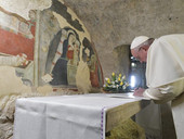 Papa a Greccio: “Fare il presepe in famiglia, nei luoghi di lavoro, nelle piazze”