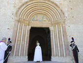 Papa a L’Aquila: apre la Porta Santa e dà il via alla Perdonanza Celestiniana