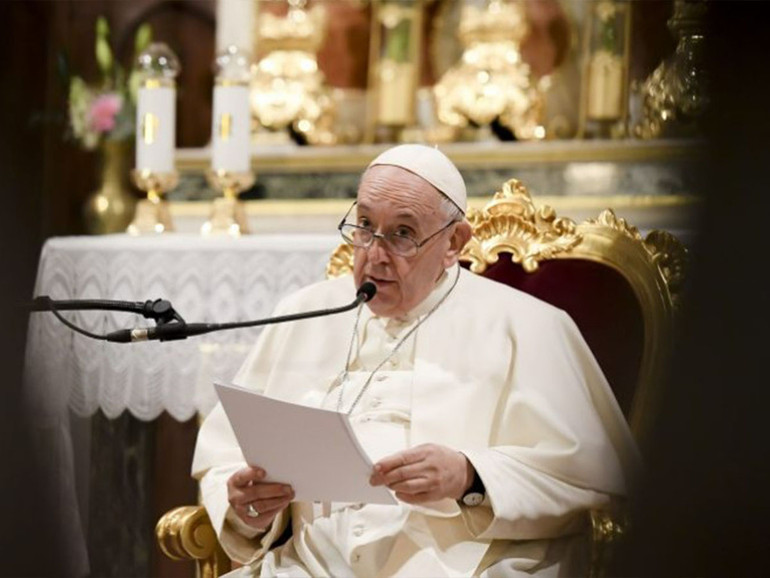 Papa ad Atene: a comunità cattolica di Grecia, “non ci è chiesta la magnificenza dei grandi numeri. I piccoli e i poveri cambiano la storia”