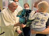 Papa al Gemelli: Bruni, “in visita ai bambini del reparto oncologia pediatrica”, battezza un bimbo di poche settimane