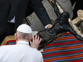 Papa all’udienza: “anche nella più dolorosa delle nostre sofferenze non siamo mai soli”