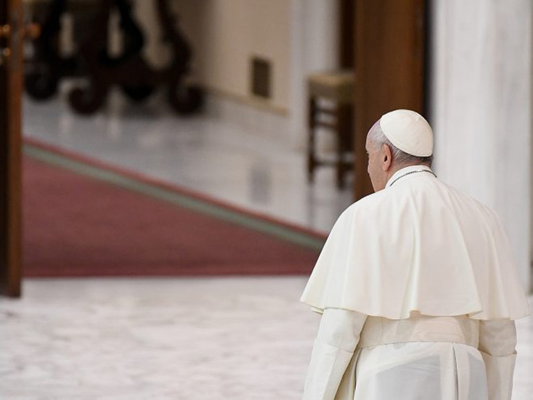Papa all’udienza: “Anche nelle esperienze più dure e tristi Gesù prega con noi e per noi”